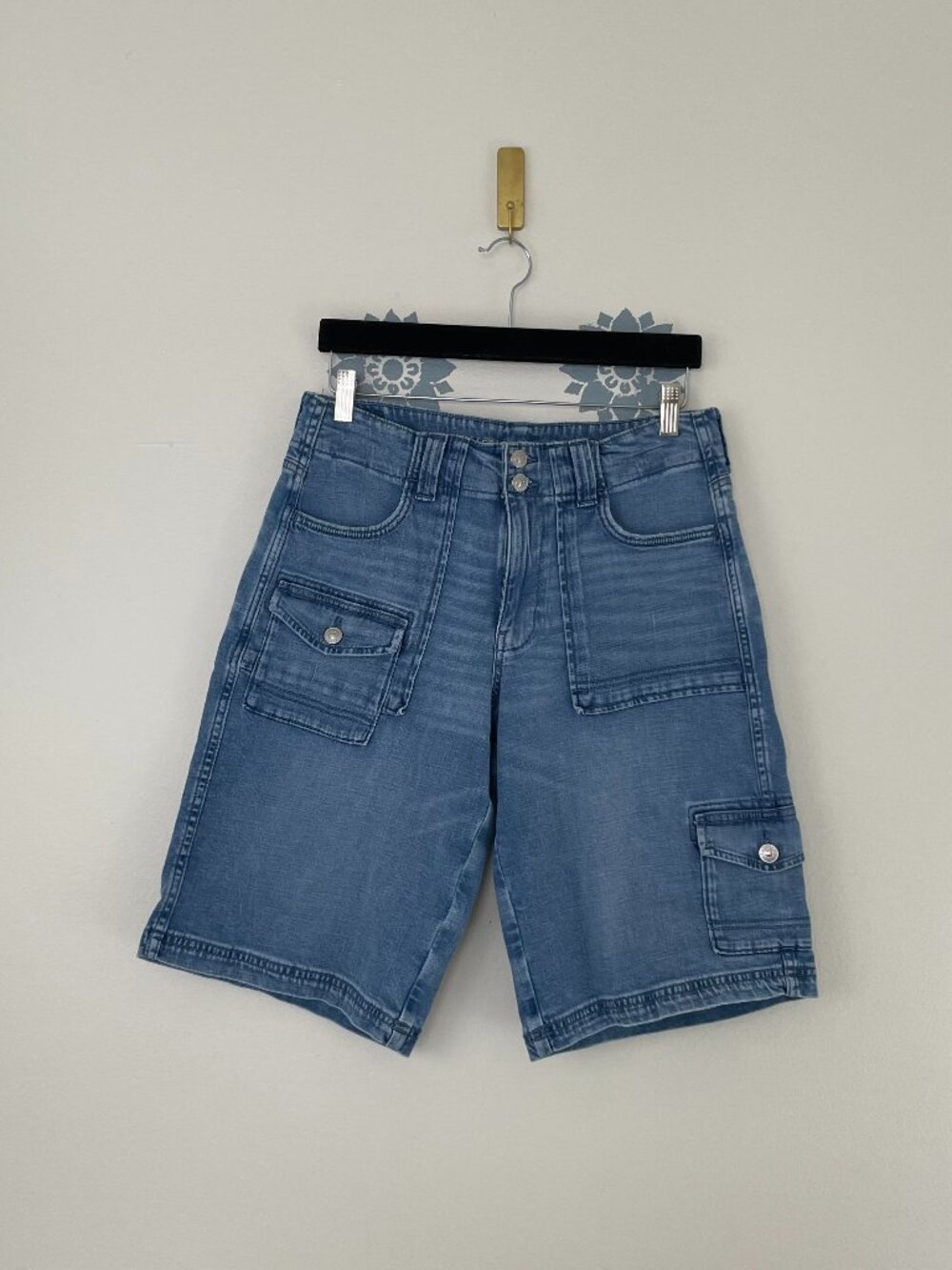 American Eagle Dreamy Drape Low-Rise Baggy Bermuda Cargo Shorts Size 6